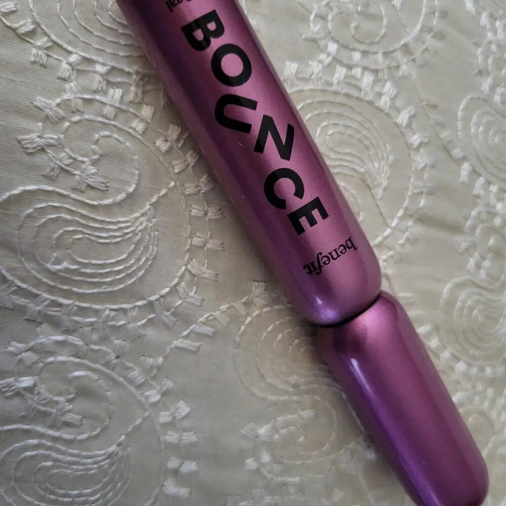 Bene custom-engineered hybrid brush. Fiber bristles deposit formula at the lash